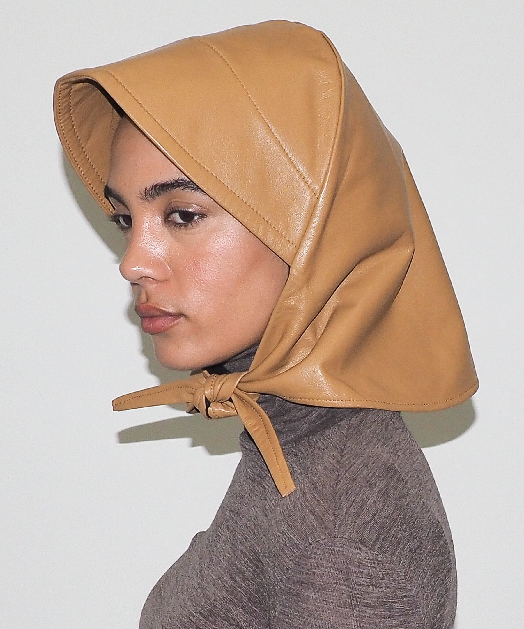 Bonnet in Tan Lambskin - CLYDE