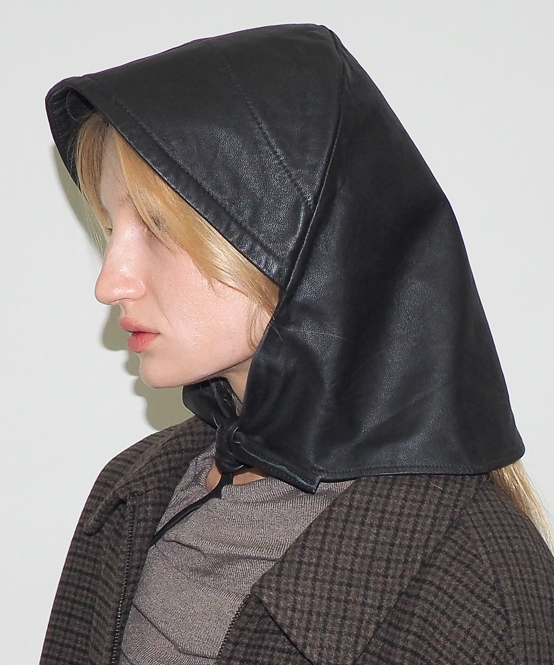 Bonnet in Black Lambskin - CLYDE