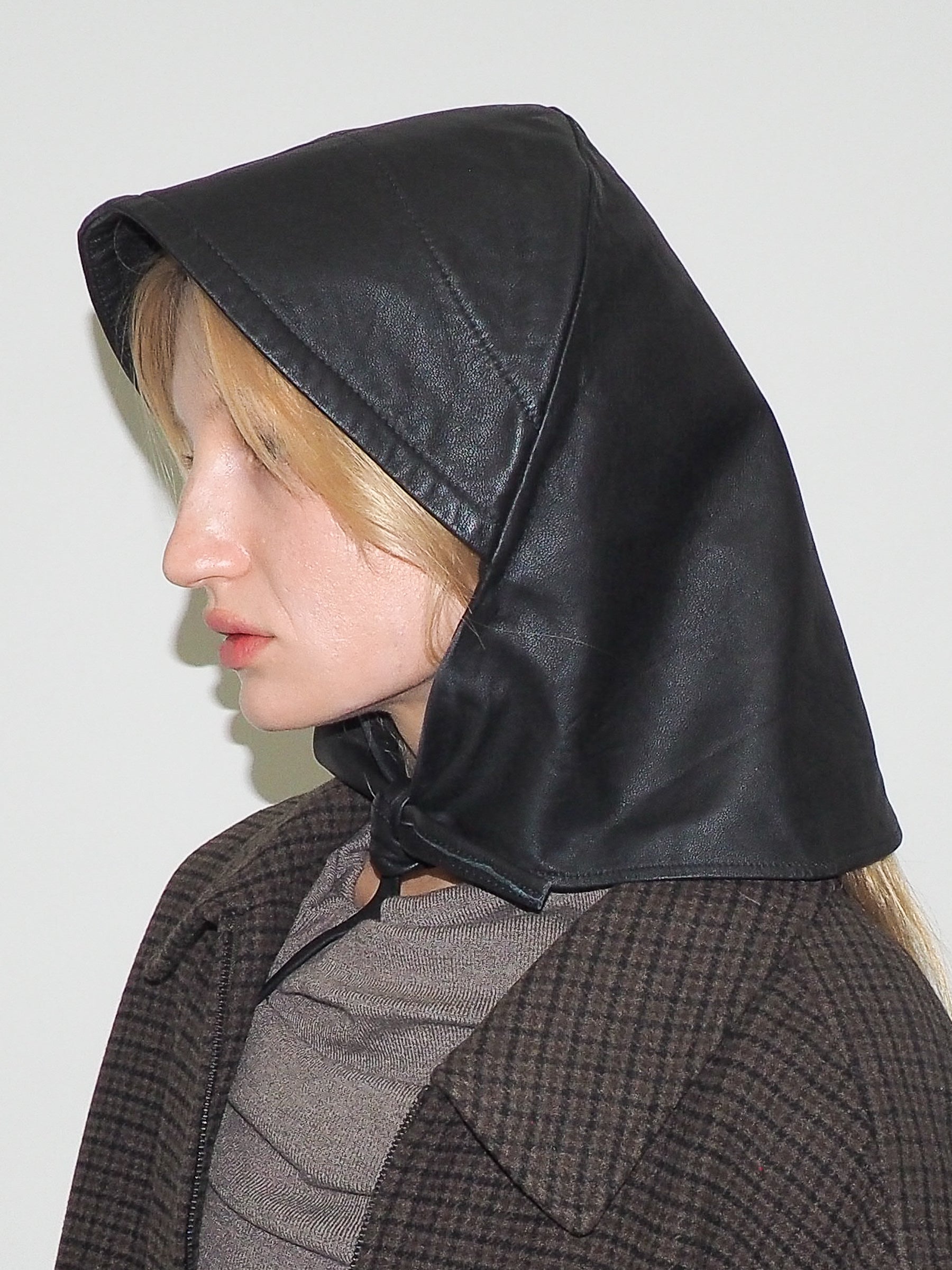 Bonnet in Black Lambskin - CLYDE