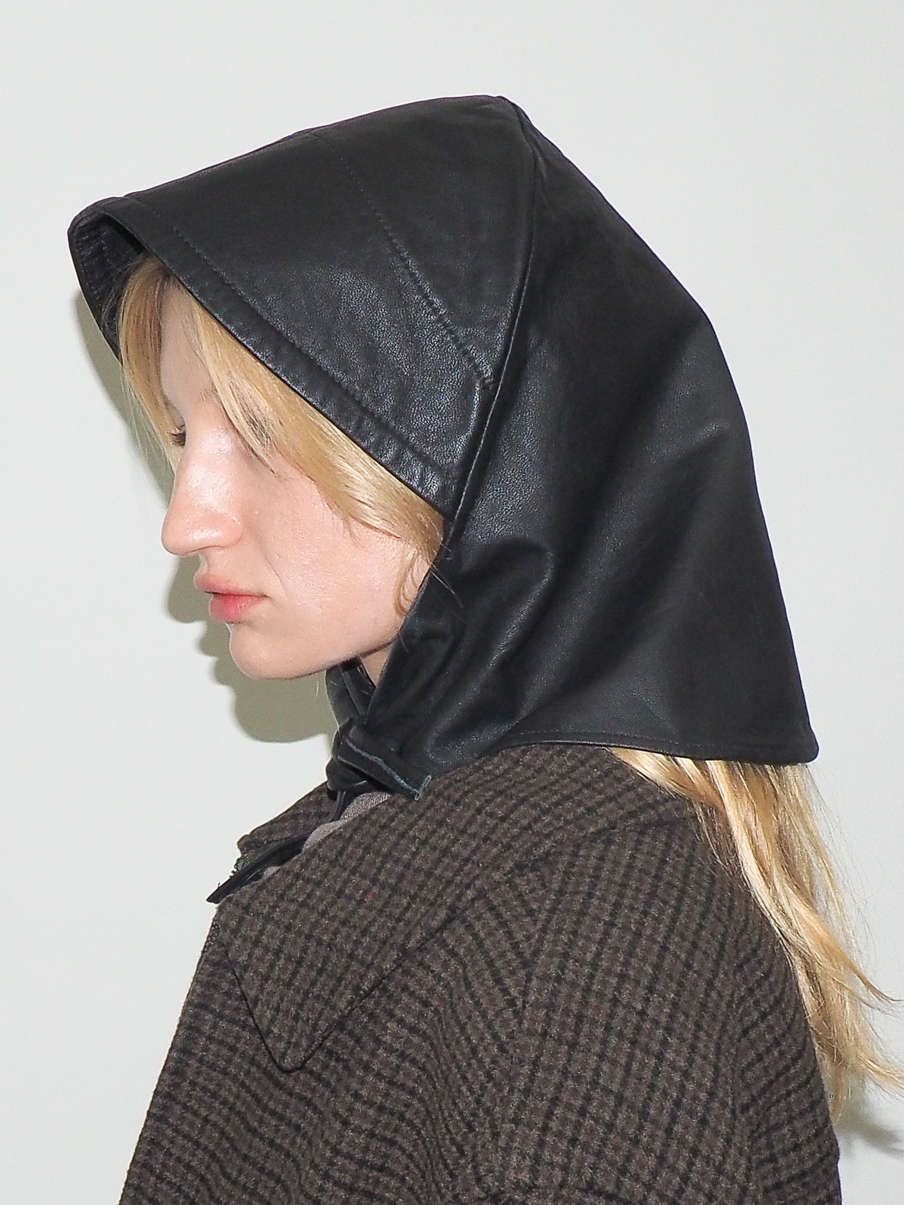 Bonnet in Black Lambskin - CLYDE