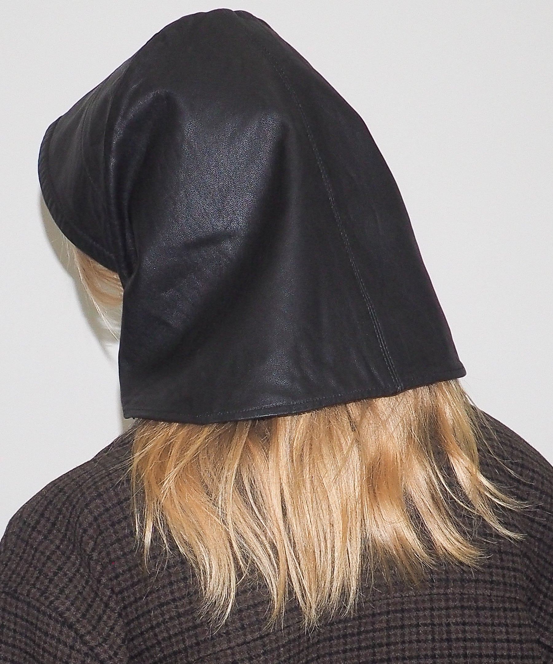 Bonnet in Black Lambskin - CLYDE