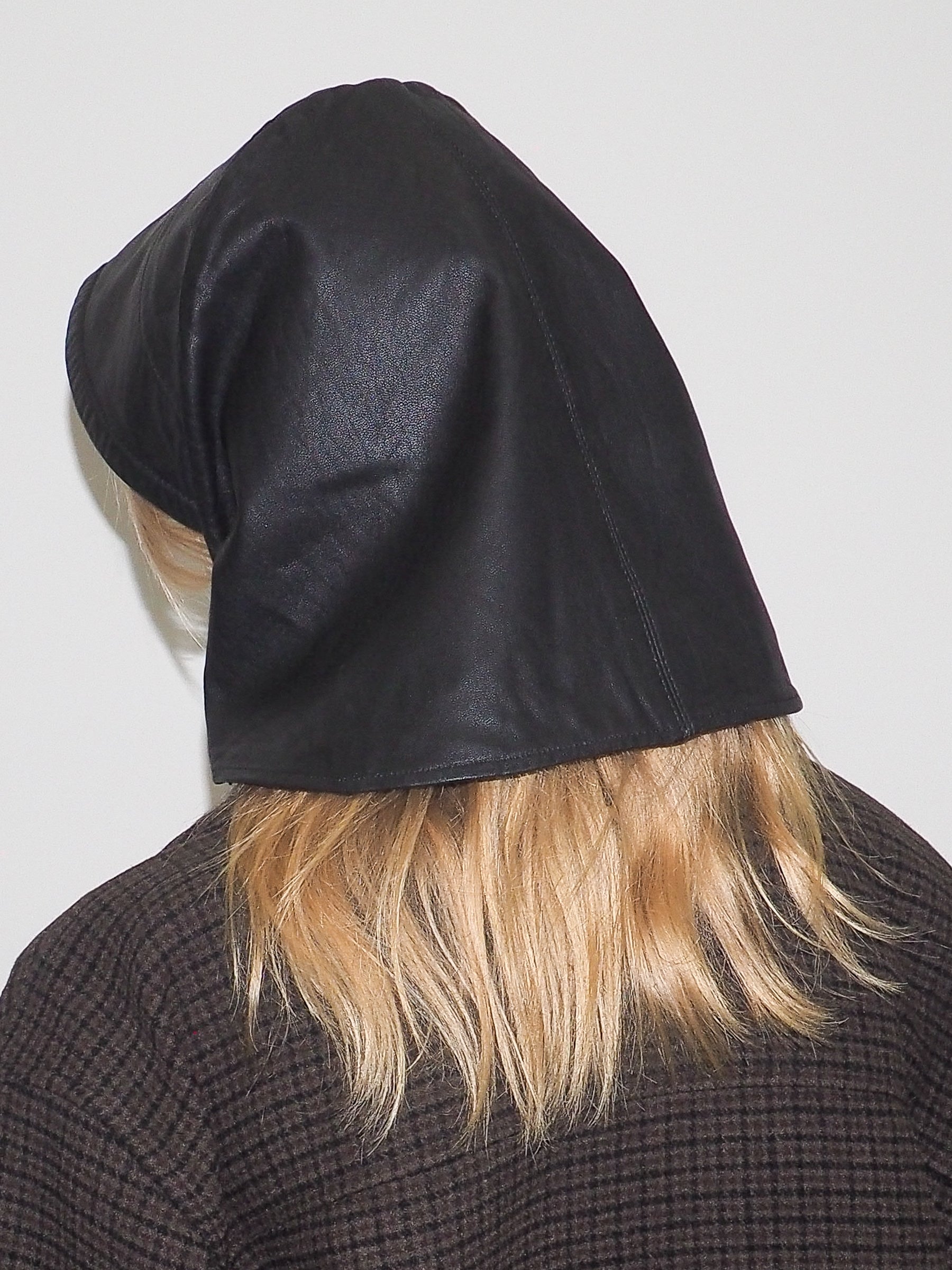 Bonnet in Black Lambskin - CLYDE
