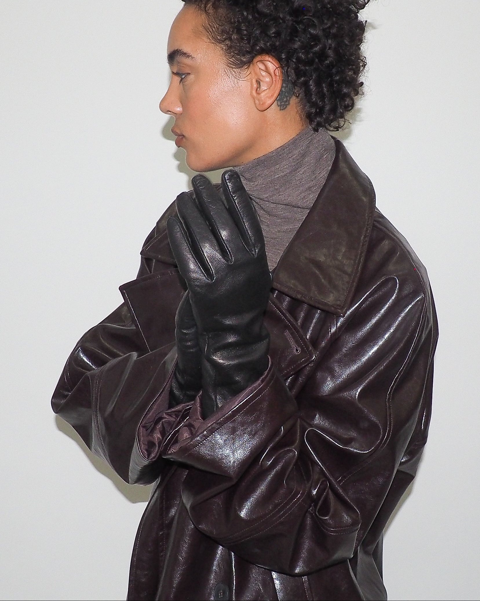 Classic Gloves in Black Nappa Lambskin - CLYDE