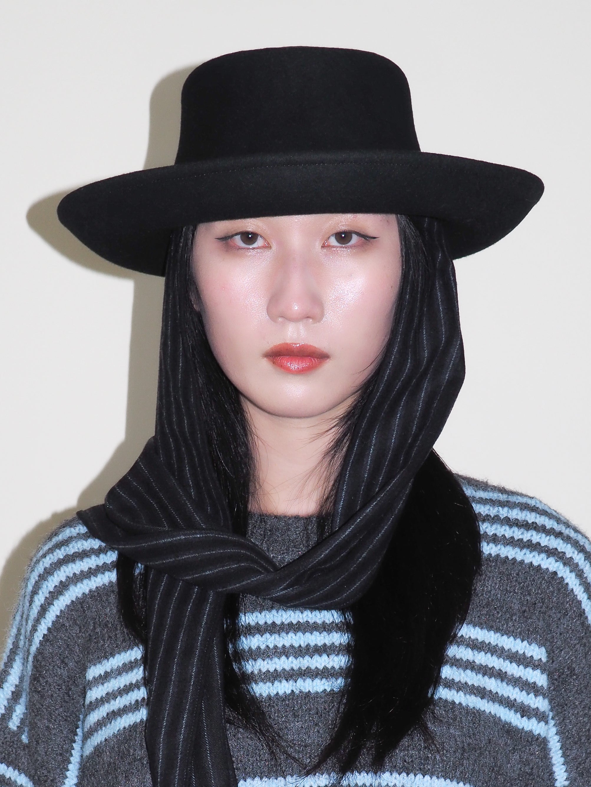 Gambler Hat in Black Wool w. Pinstripe Scarf - CLYDE