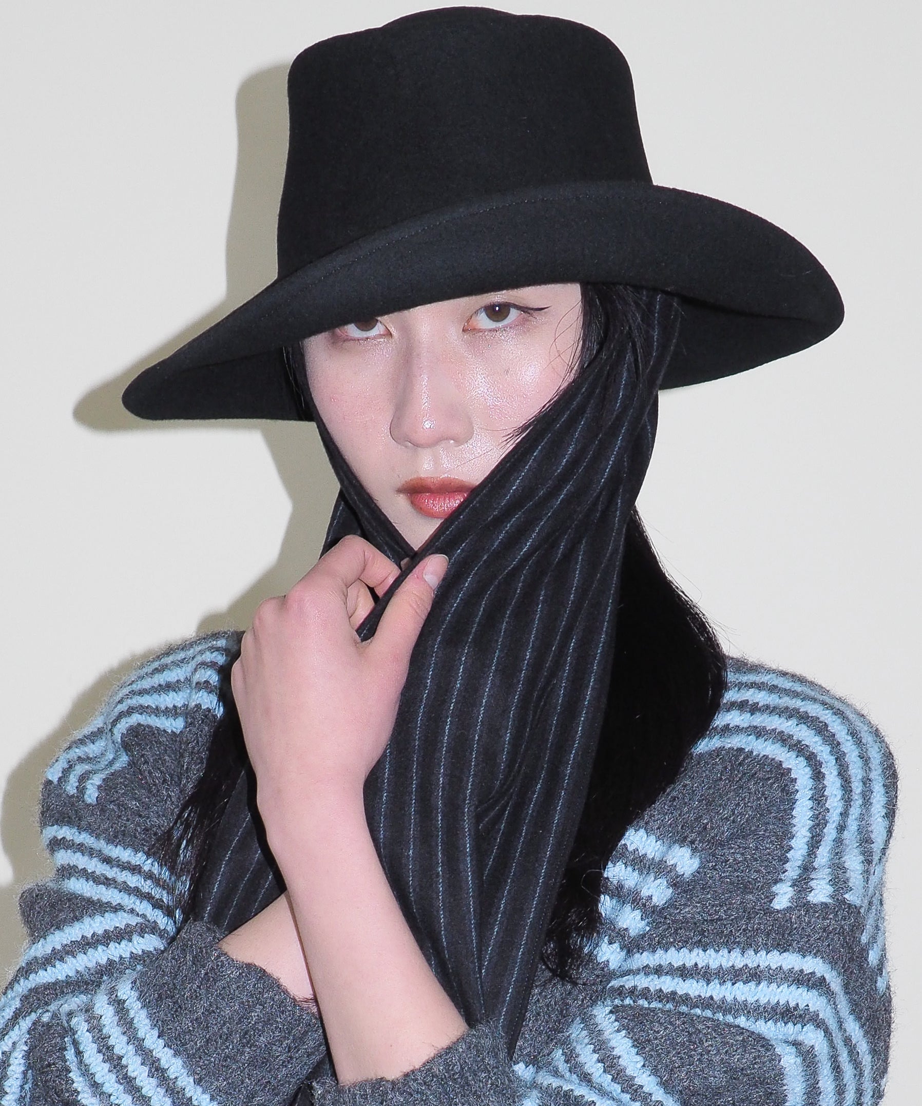 Gambler Hat in Black Wool w. Pinstripe Scarf - CLYDE