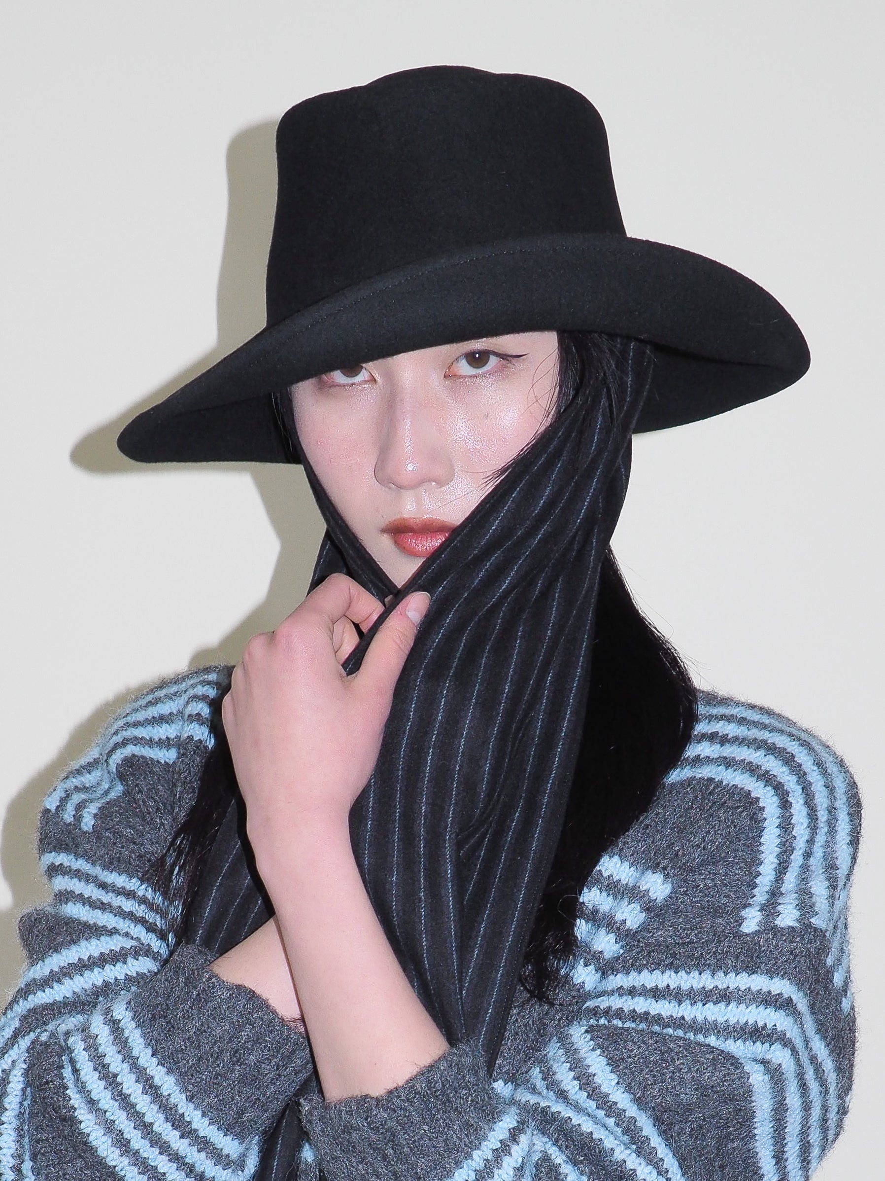 Gambler Hat in Black Wool w. Pinstripe Scarf - CLYDE
