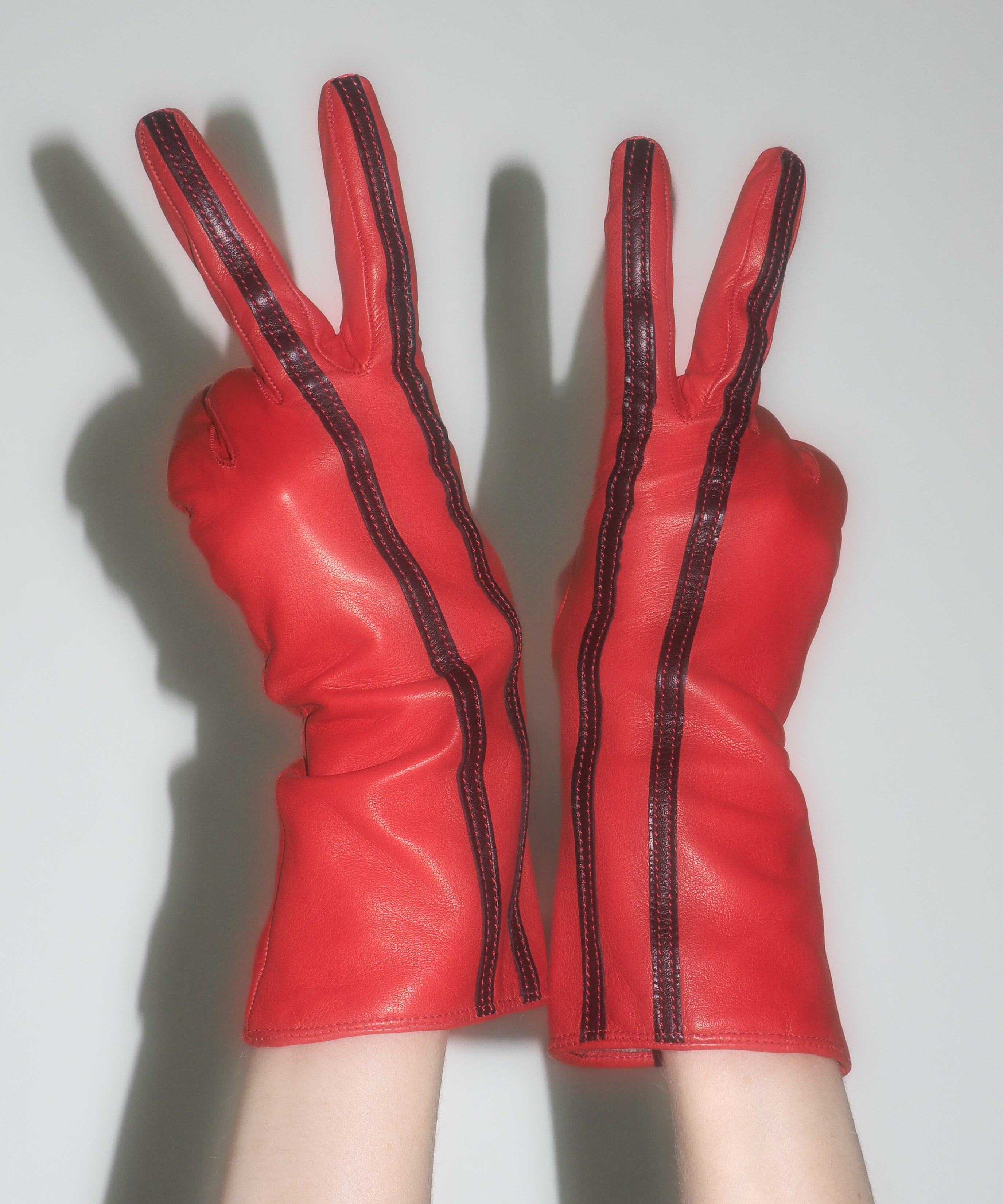 Short Racing Gloves in Racer Red w. Black Stripes - CLYDE