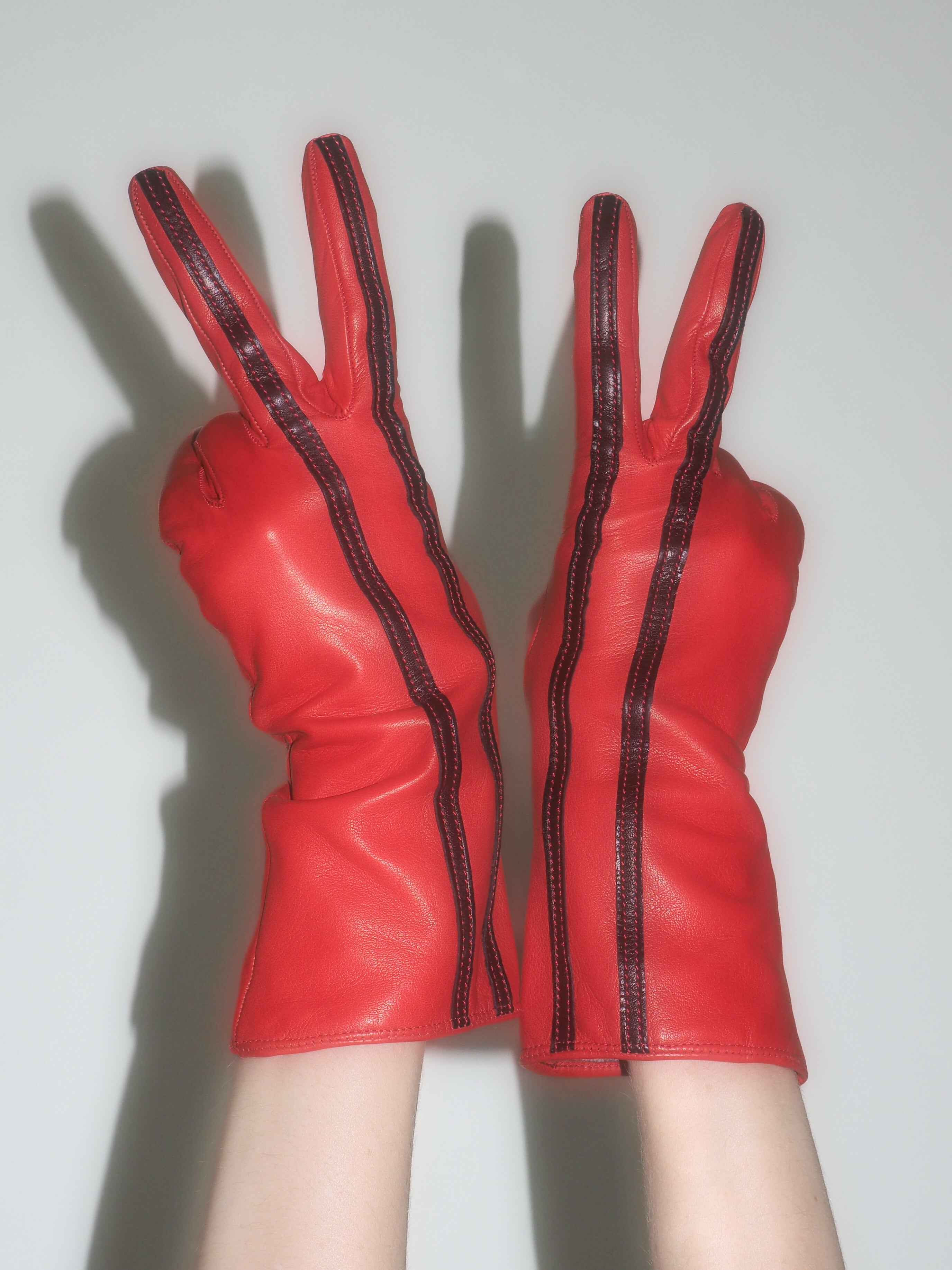 Short Racing Gloves in Racer Red w. Black Stripes - CLYDE