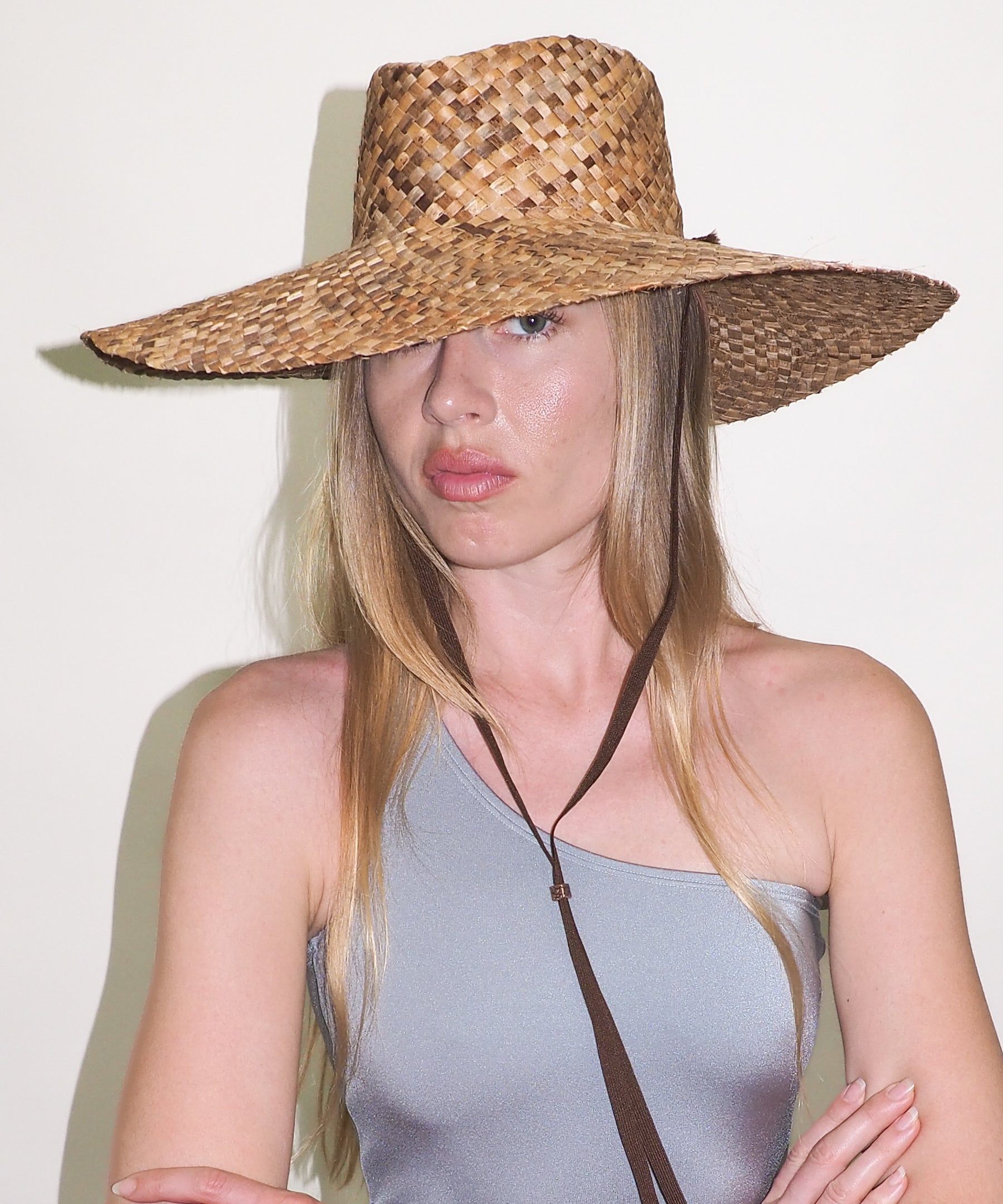 Dai Hat w. Tie in Bac Bac - CLYDE