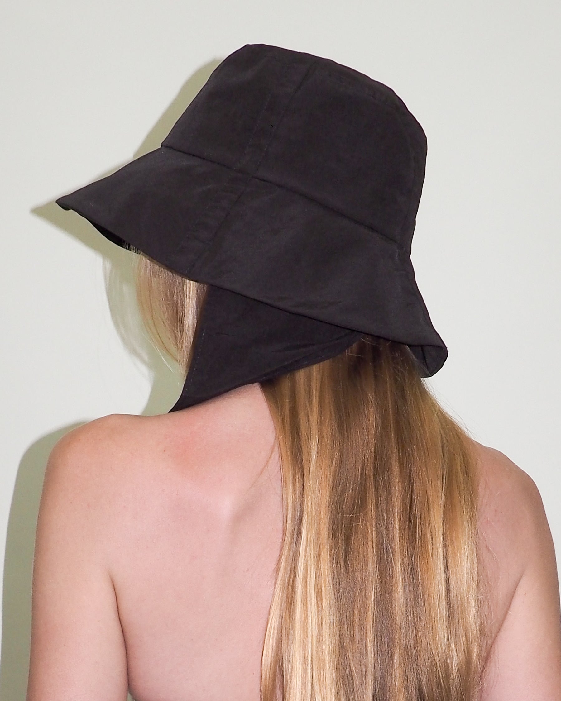 Swim Bucket in Black - CLYDE