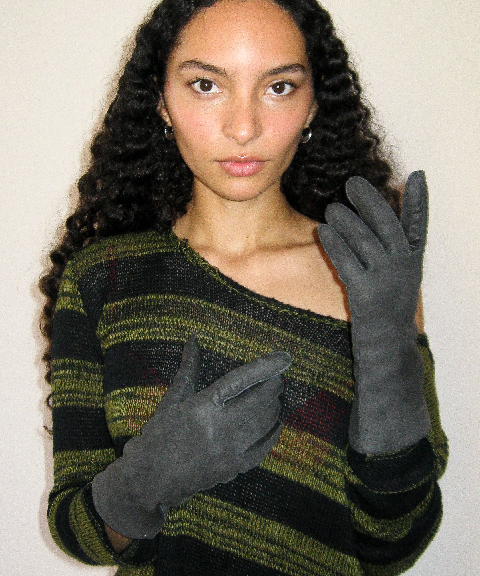 Raw Seam Classic Gloves in Distressed Charcoal - CLYDE