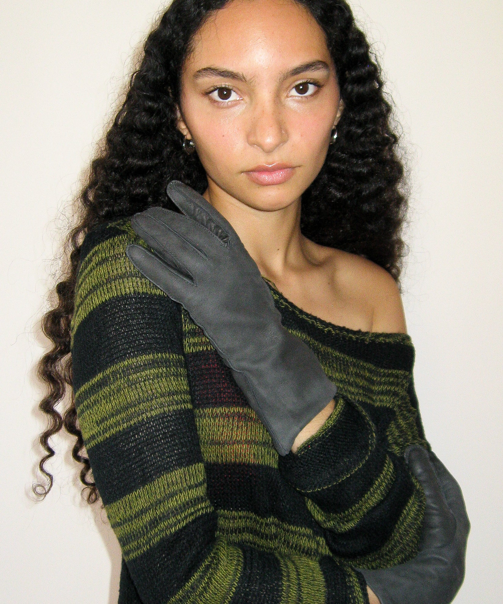 Raw Seam Classic Gloves in Distressed Charcoal - CLYDE