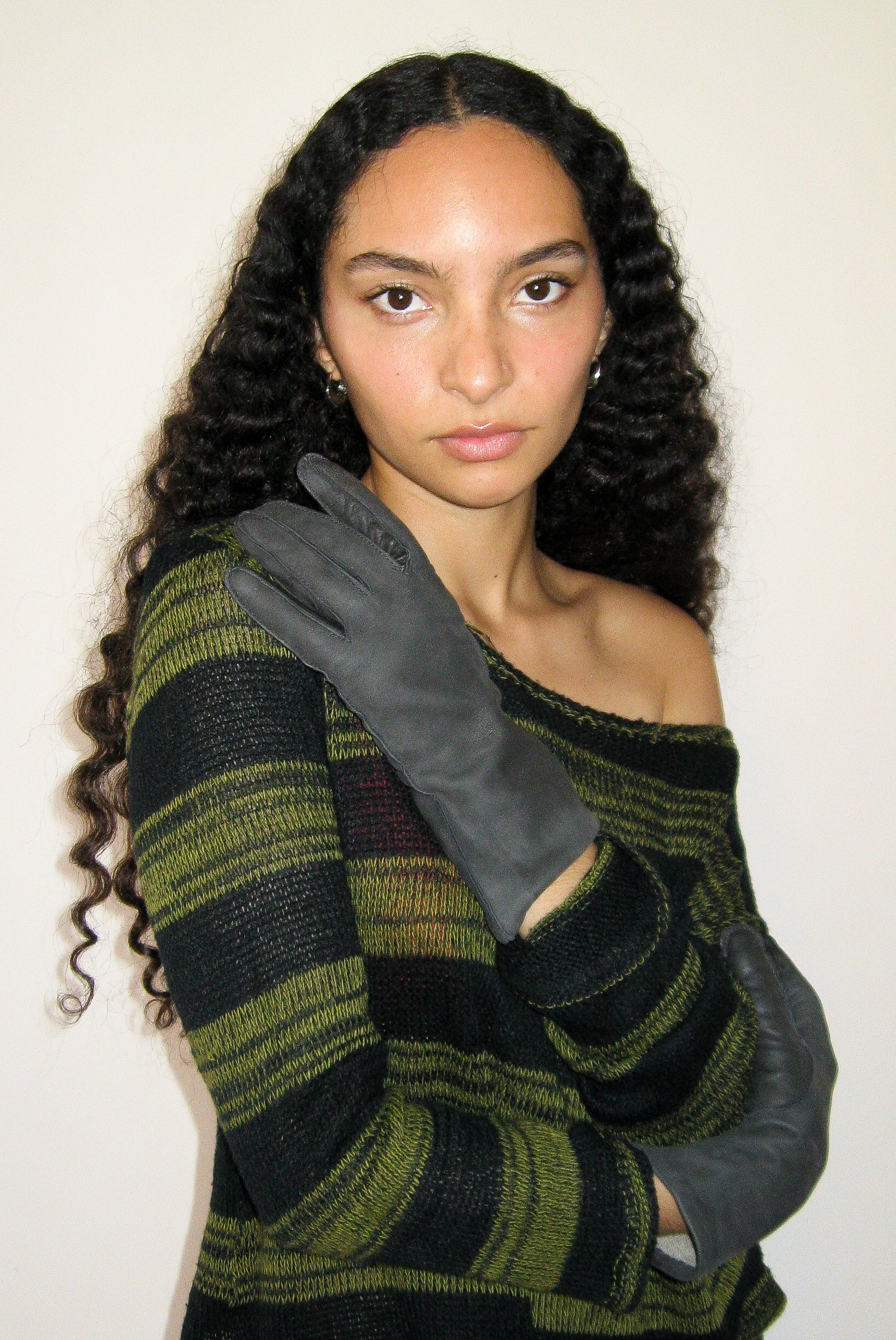 Raw Seam Classic Gloves in Distressed Charcoal - CLYDE