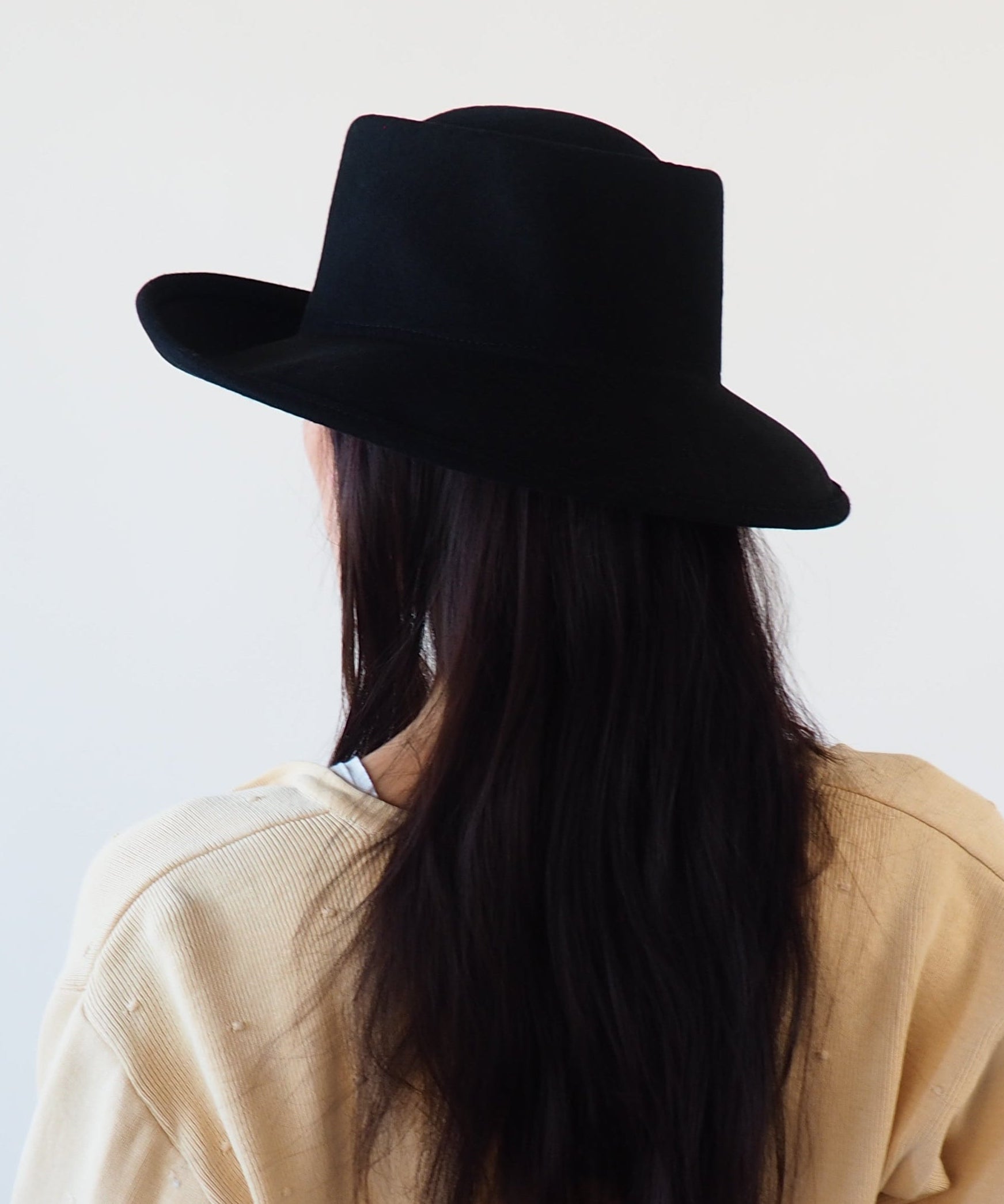 Gambler Hat in Black Wool w. Pinstripe Scarf - CLYDE