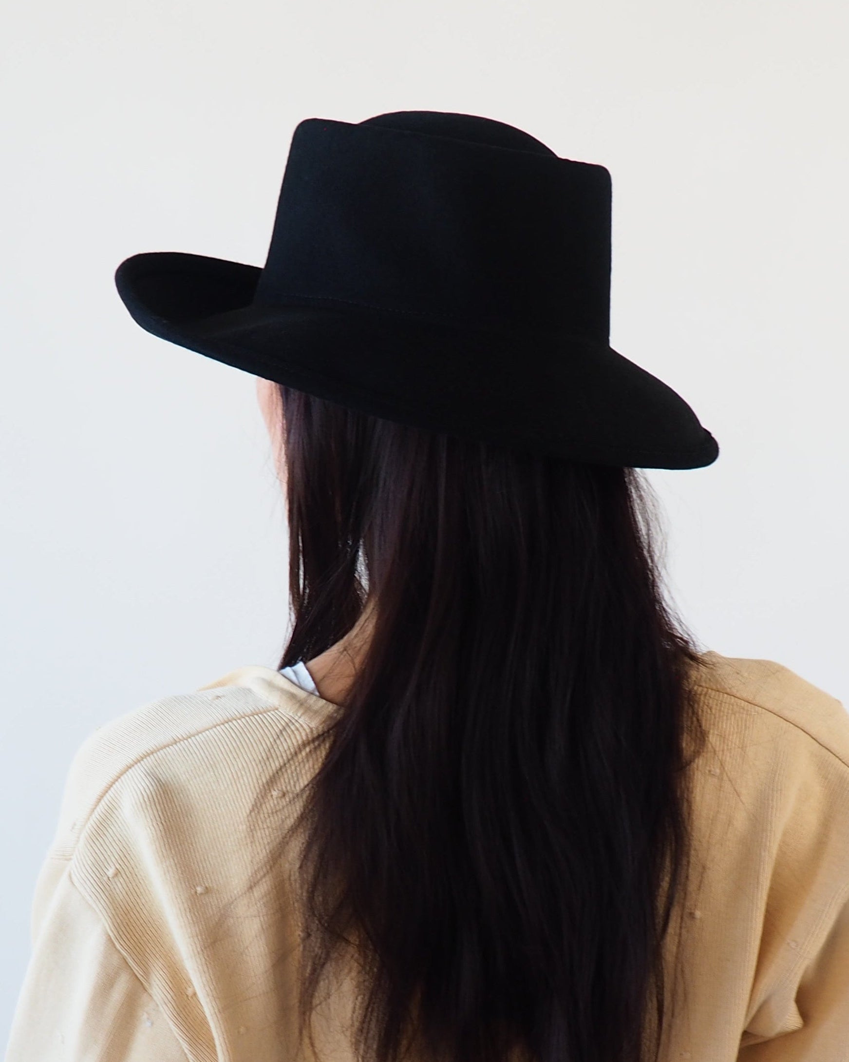 Gambler Hat in Black Wool w. Pinstripe Scarf - CLYDE