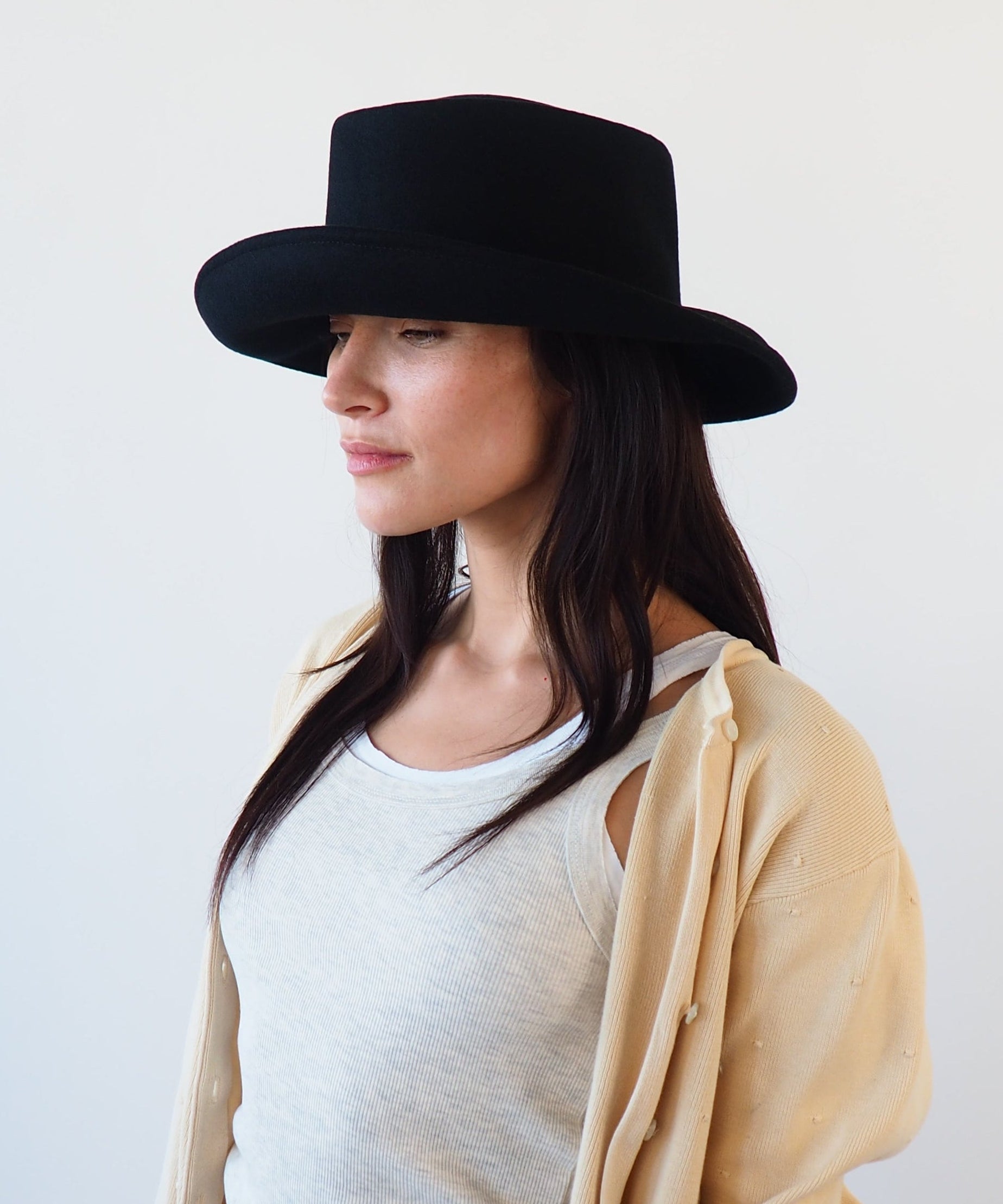 Gambler Hat in Black Wool w. Pinstripe Scarf - CLYDE
