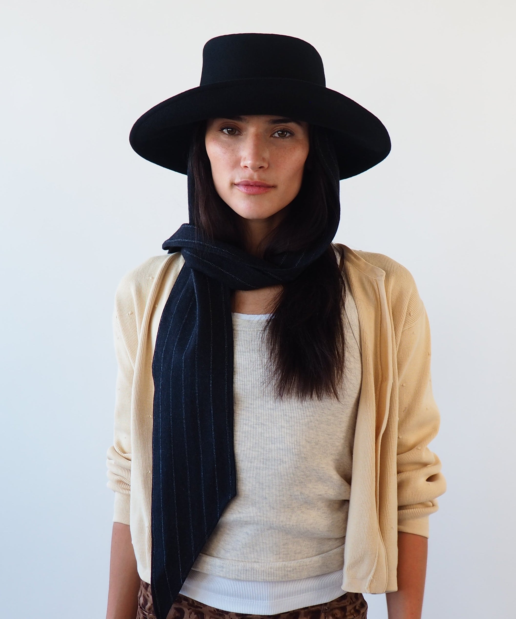 Gambler Hat in Black Wool w. Pinstripe Scarf - CLYDE