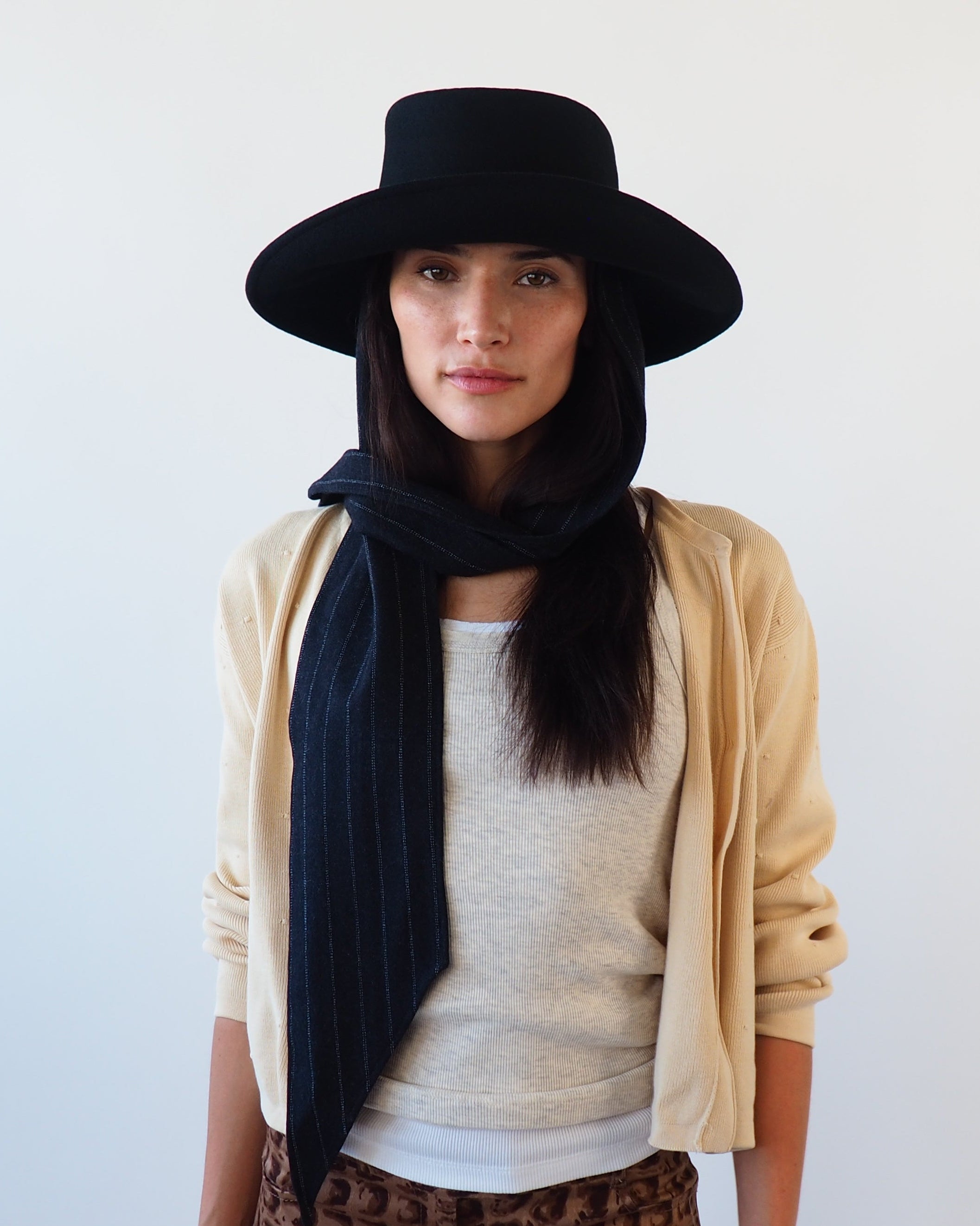Gambler Hat in Black Wool w. Pinstripe Scarf - CLYDE