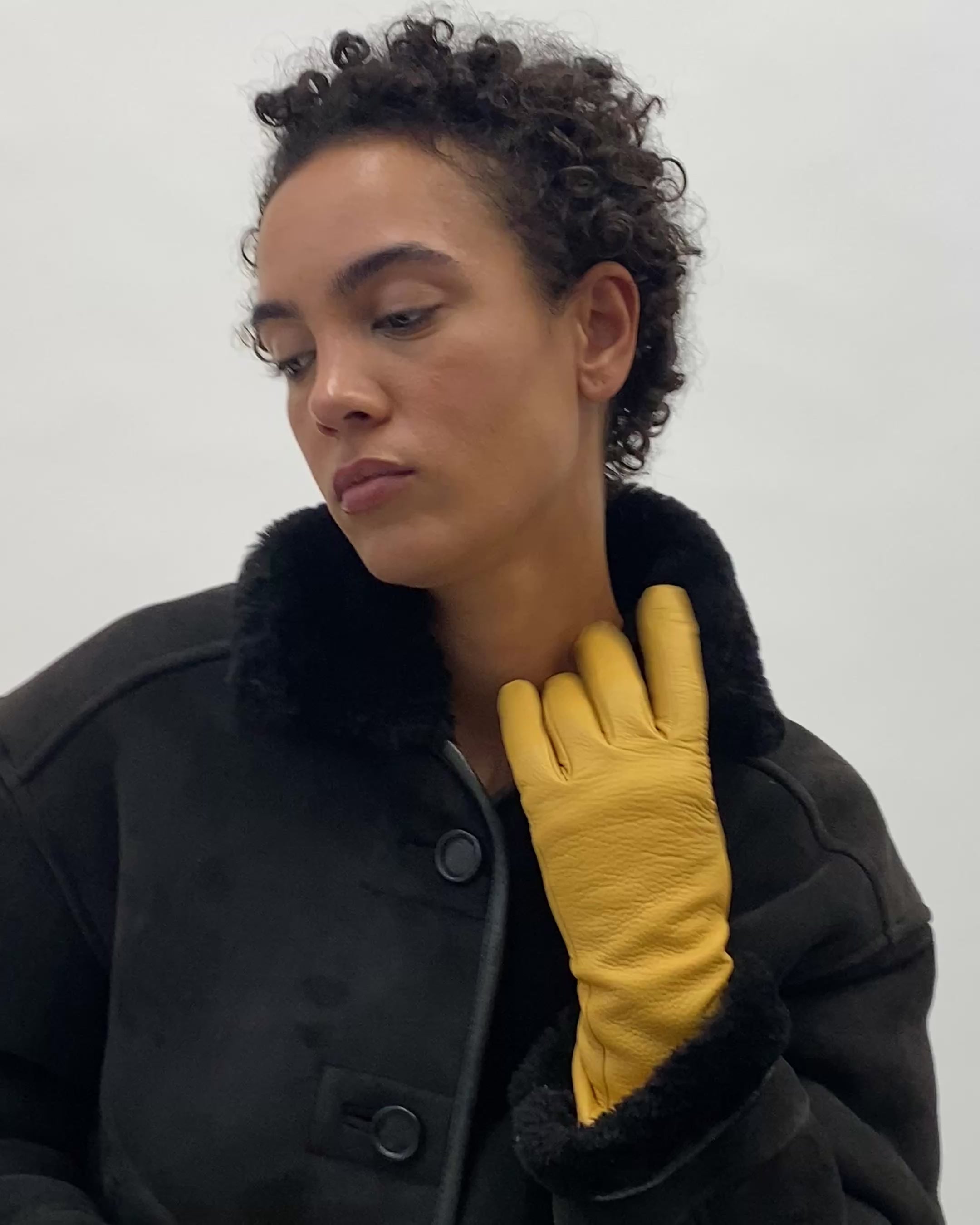 Classic Gloves in Naples Yellow Deerskin - CLYDE