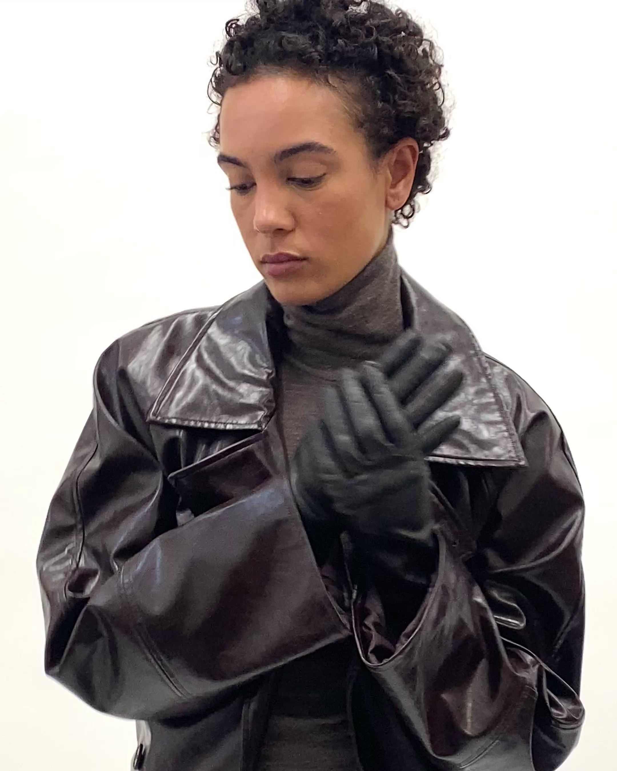 Classic Gloves in Black Nappa Lambskin - CLYDE
